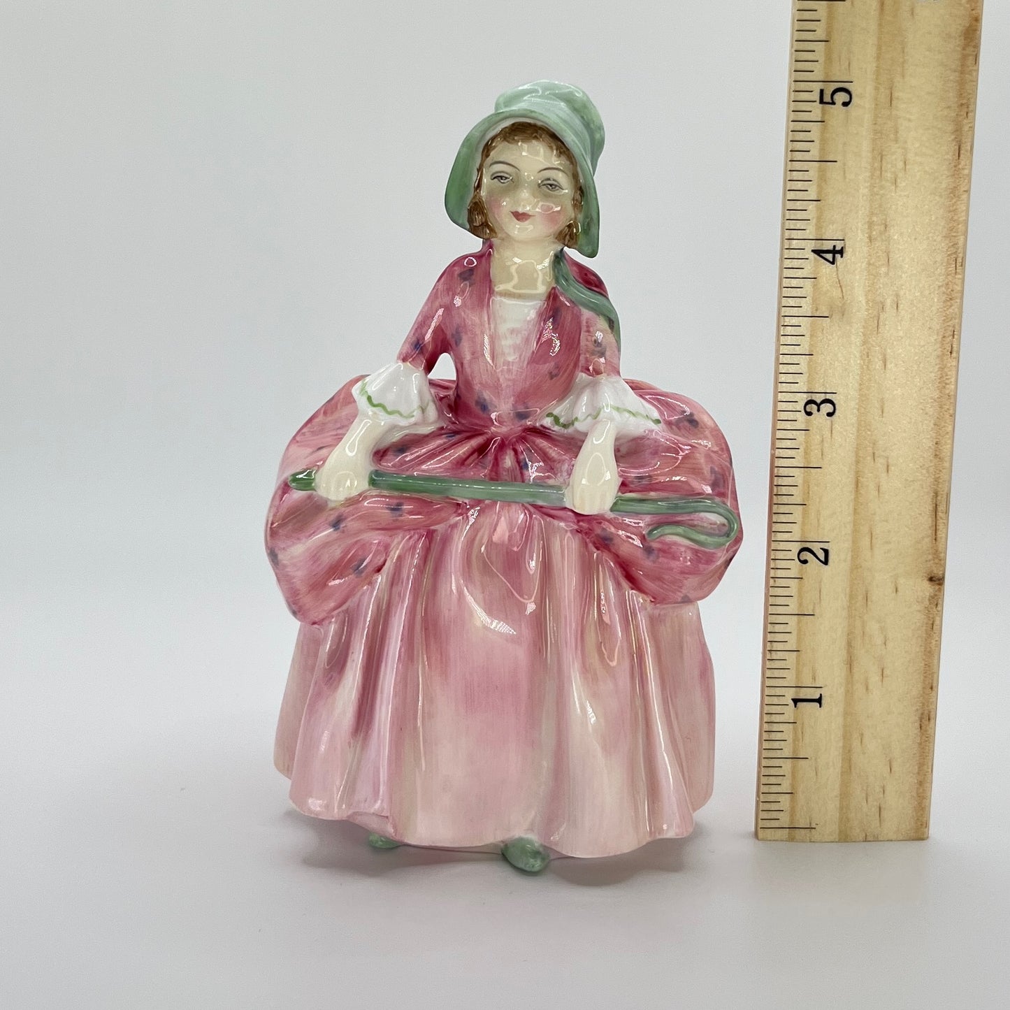 Royal Doulton "Bo Peep" HN 1811 – Hand-Painted Porcelain Figurine