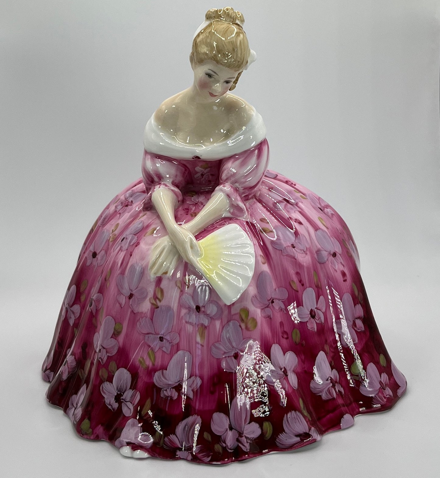 Royal Doulton Figurine "Victoria" HN 2471 – Hand-Painted Porcelain Collectible