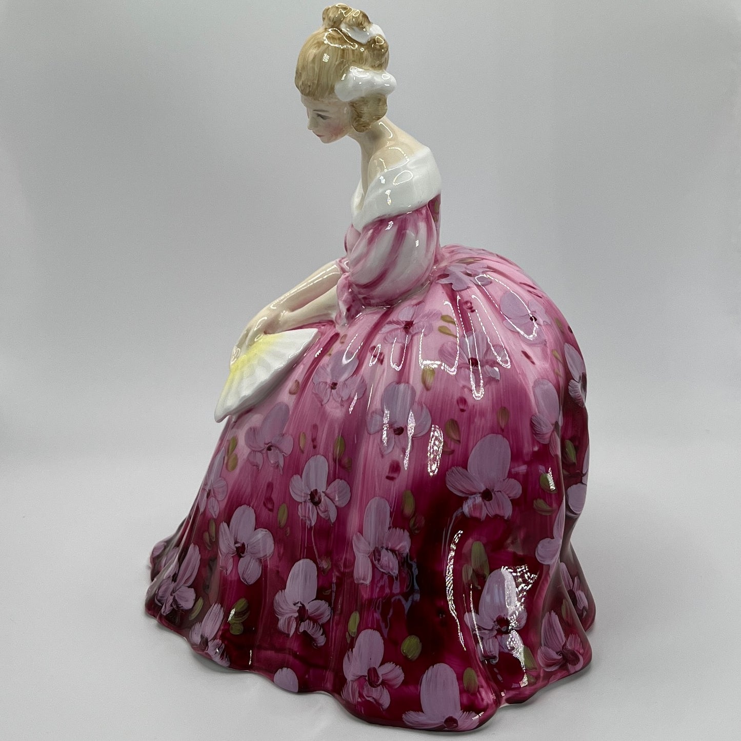 Royal Doulton Figurine "Victoria" HN 2471 – Hand-Painted Porcelain Collectible