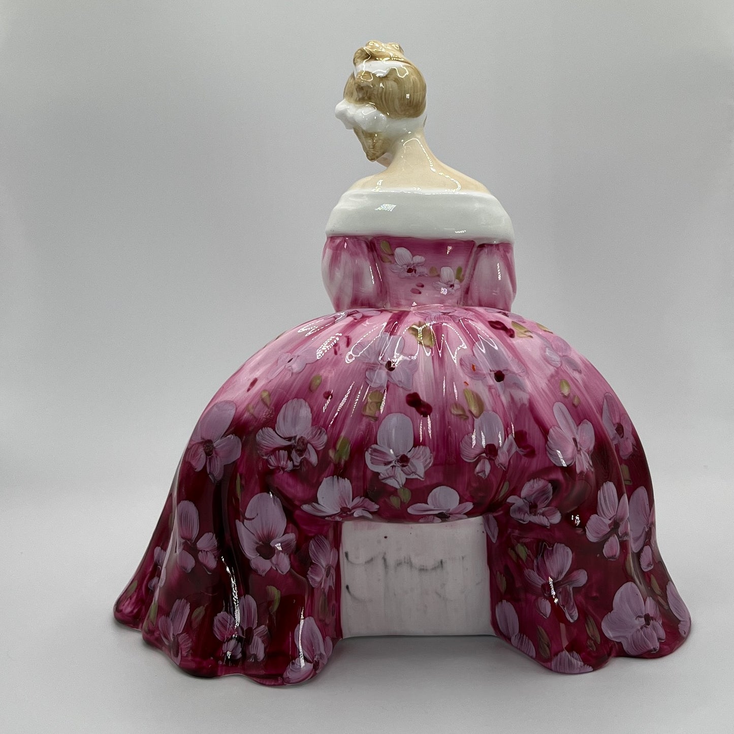 Royal Doulton Figurine "Victoria" HN 2471 – Hand-Painted Porcelain Collectible