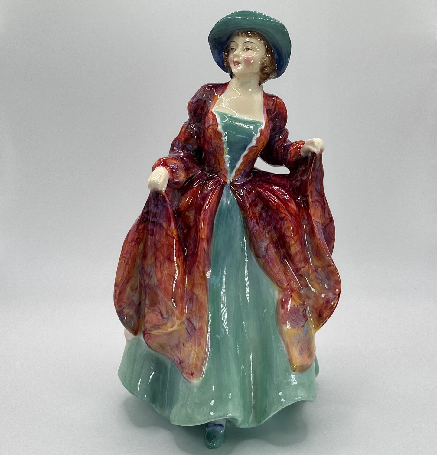 Royal Doulton Figurine "Margaret" HN 1989 (1946 Edition) – Hand-Painted Porcelain Collectible