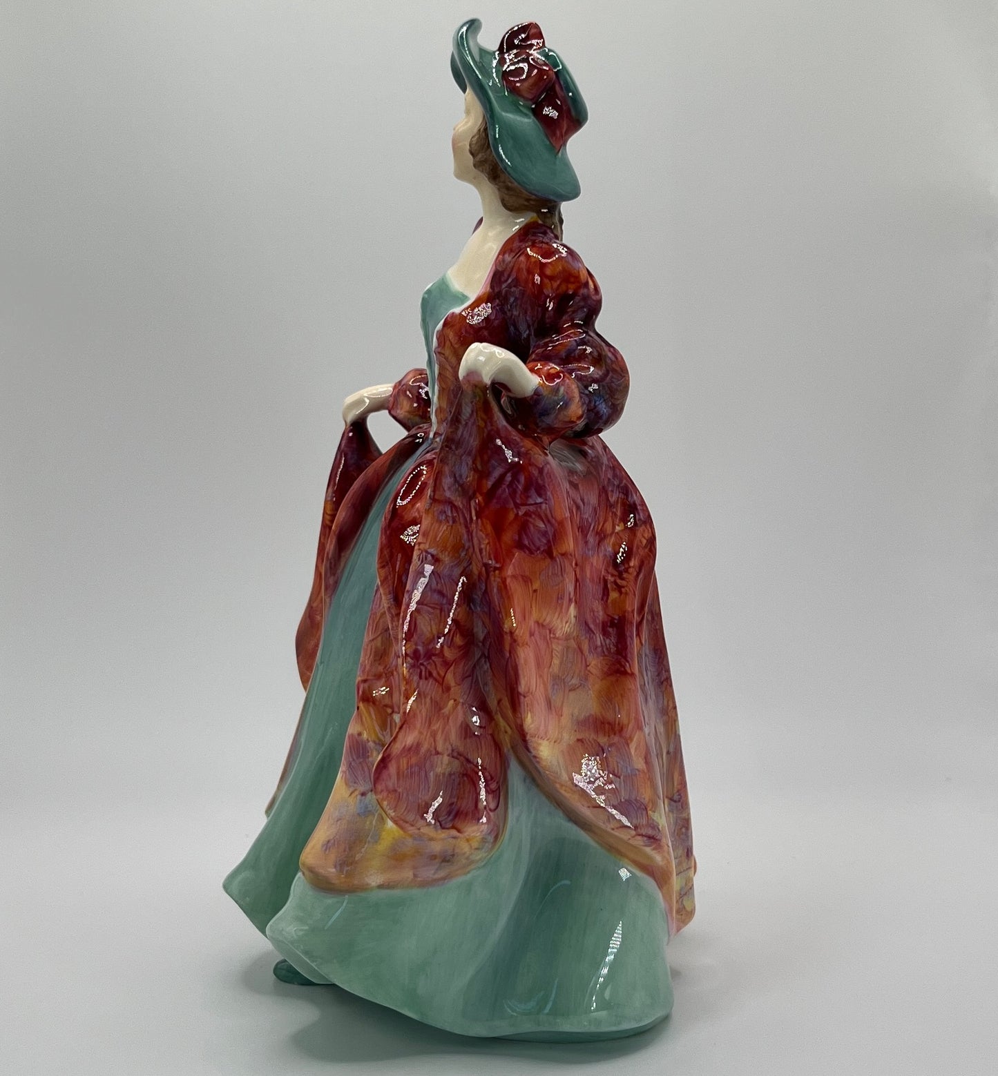 Royal Doulton Figurine "Margaret" HN 1989 (1946 Edition) – Hand-Painted Porcelain Collectible