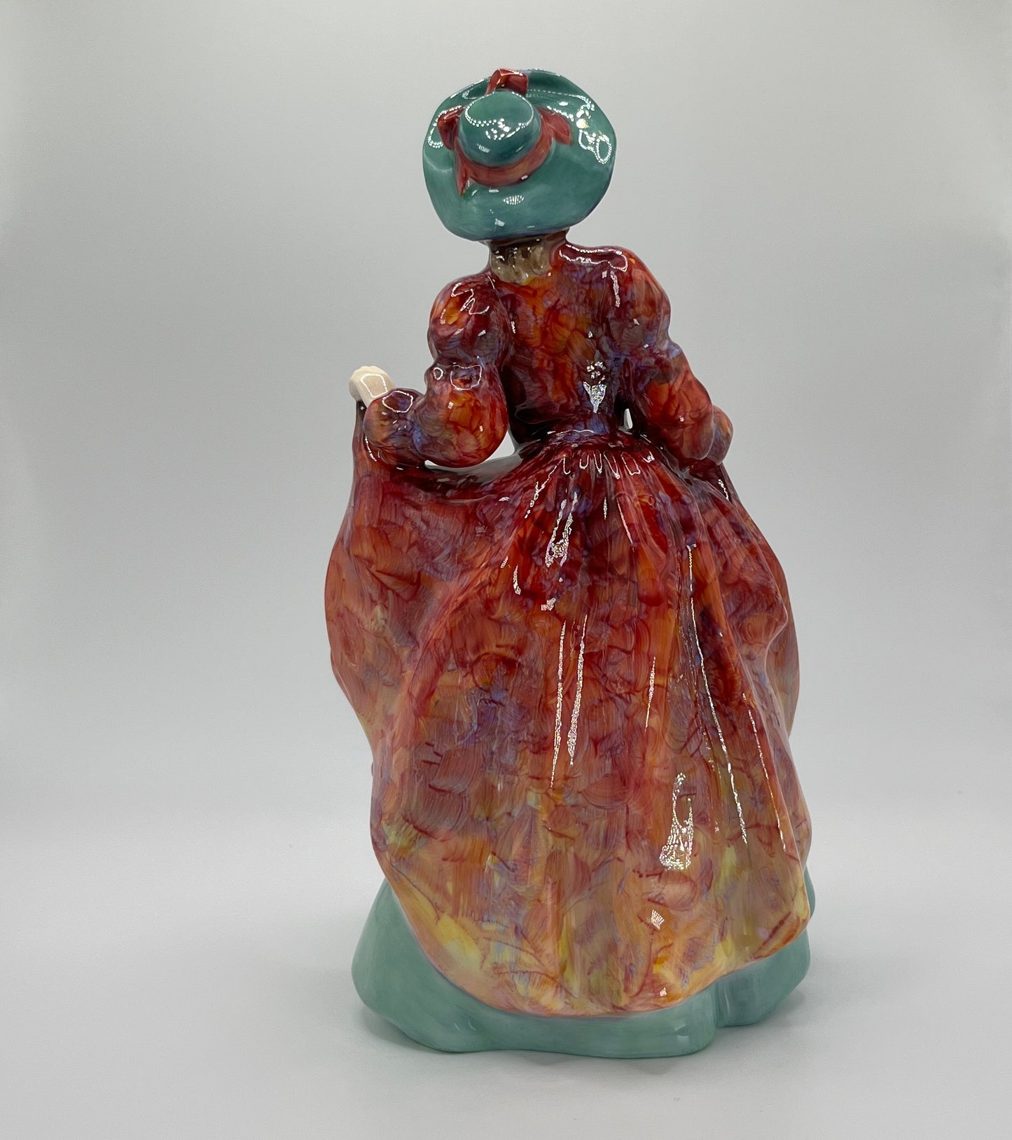 Royal Doulton Figurine "Margaret" HN 1989 (1946 Edition) – Hand-Painted Porcelain Collectible