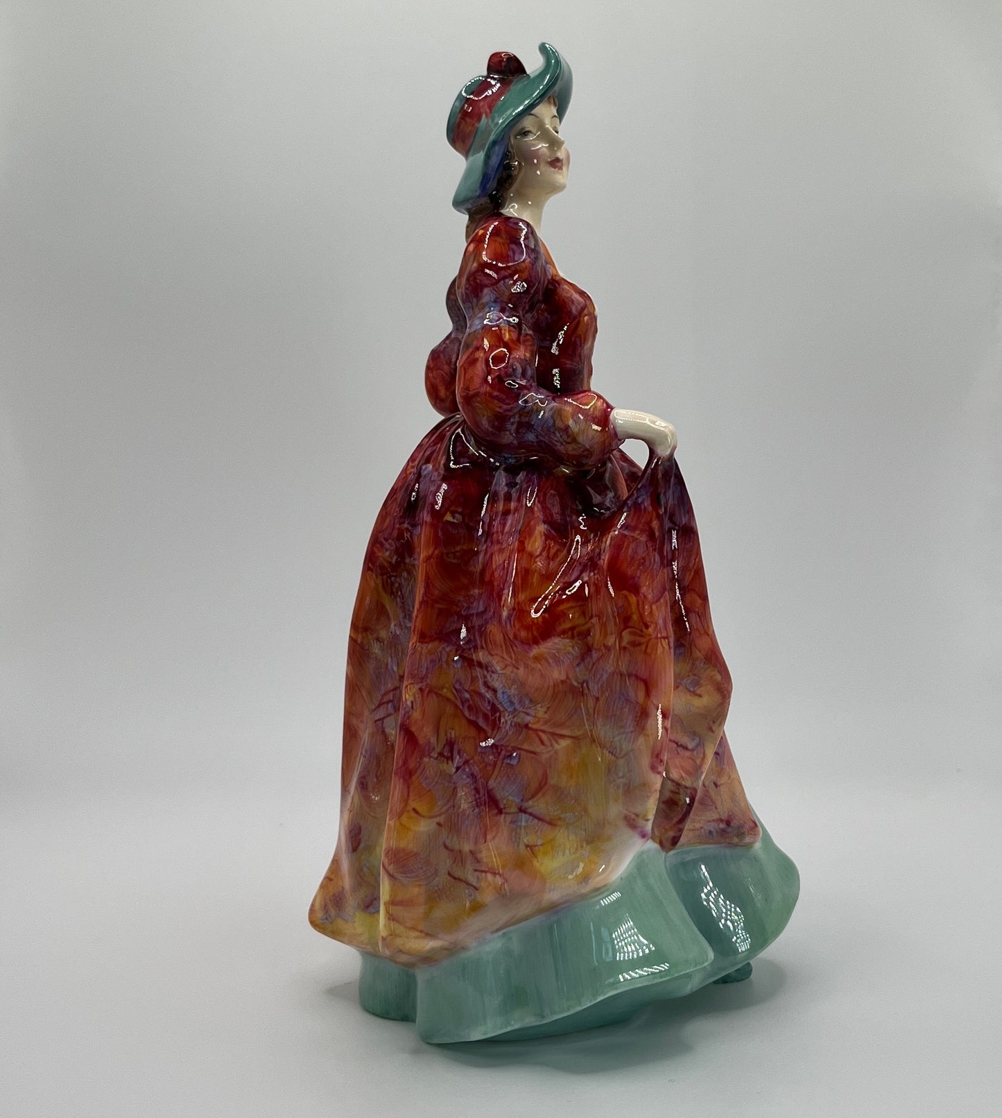 Royal Doulton Figurine "Margaret" HN 1989 (1946 Edition) – Hand-Painted Porcelain Collectible