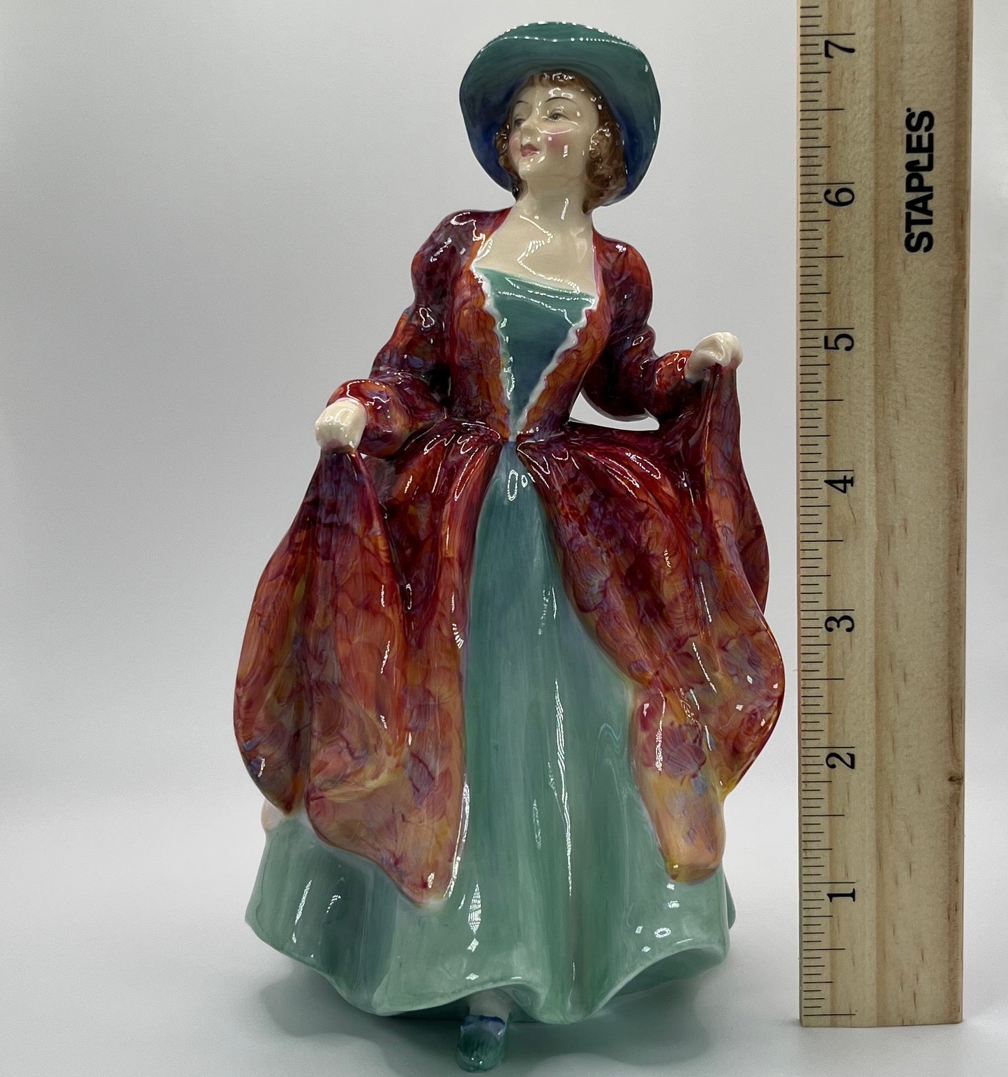 Royal Doulton Figurine "Margaret" HN 1989 (1946 Edition) – Hand-Painted Porcelain Collectible