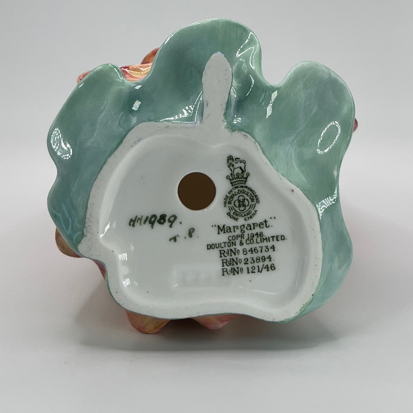 Royal Doulton Figurine "Margaret" HN 1989 (1946 Edition) – Hand-Painted Porcelain Collectible