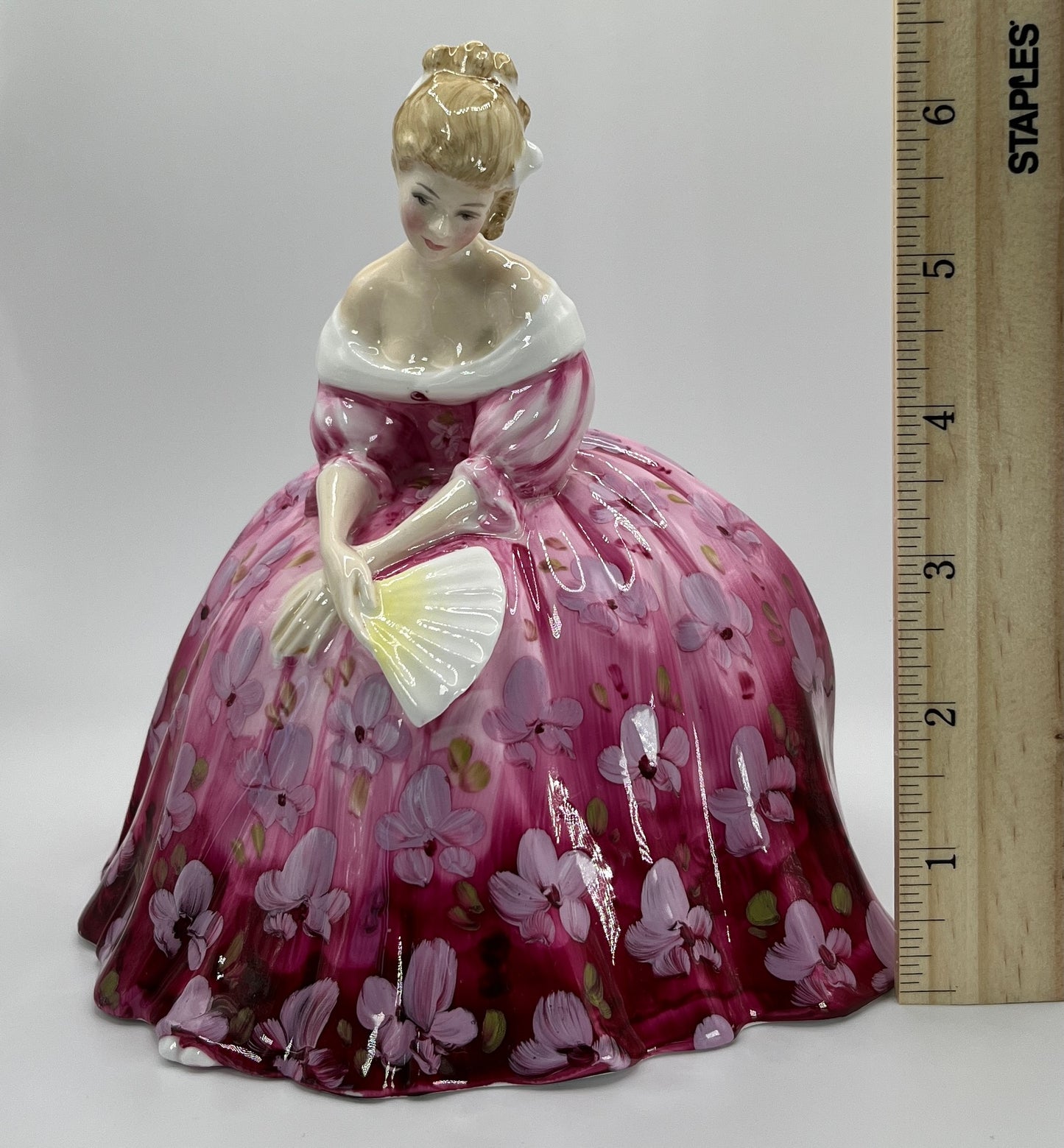 Royal Doulton Figurine "Victoria" HN 2471 – Hand-Painted Porcelain Collectible