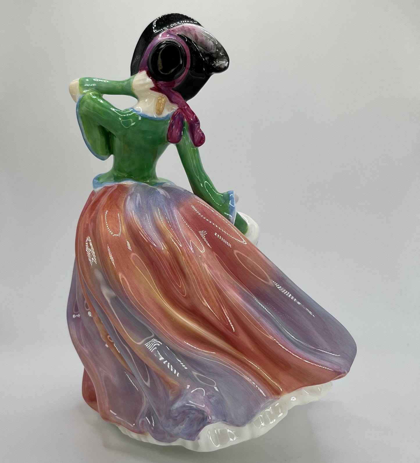 Royal Doulton Figurine "Autumn Breezes" HN 1911 – Hand-Painted Porcelain Collectible
