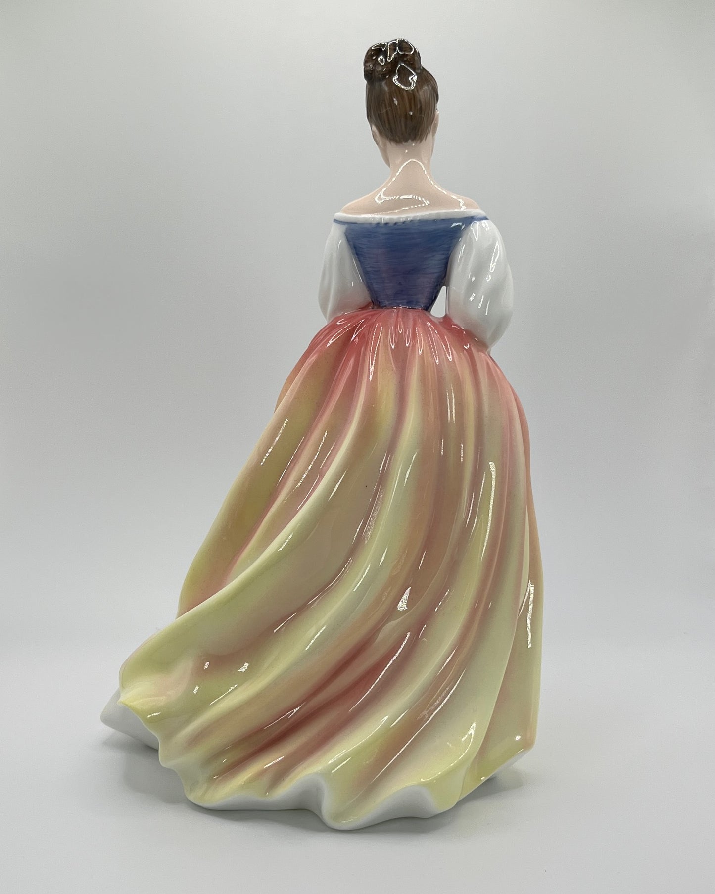 Royal Doulton Figurine "Alexandra" HN 3286 – Hand-Painted Porcelain Collectible