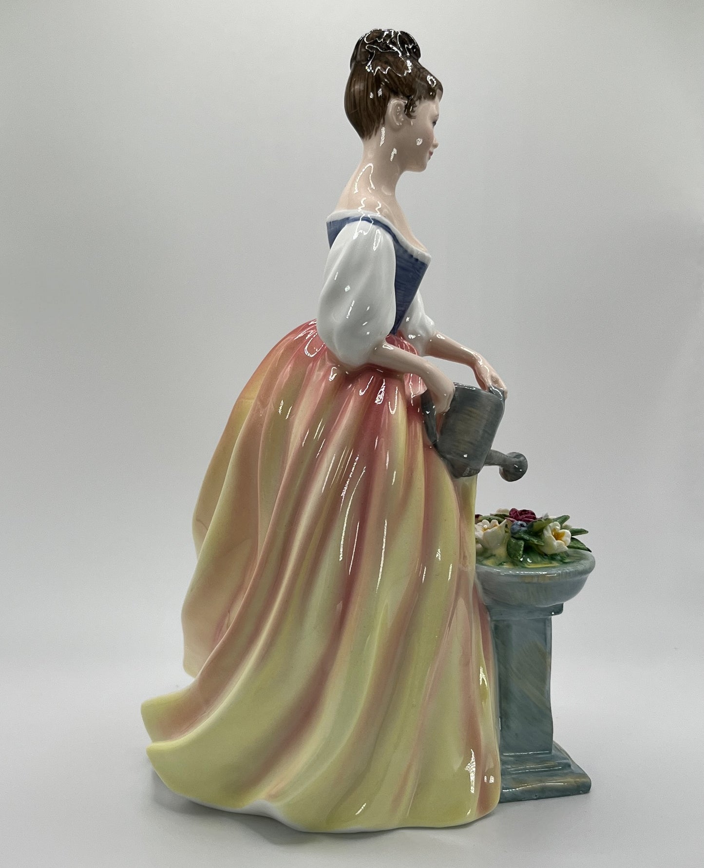 Royal Doulton Figurine "Alexandra" HN 3286 – Hand-Painted Porcelain Collectible