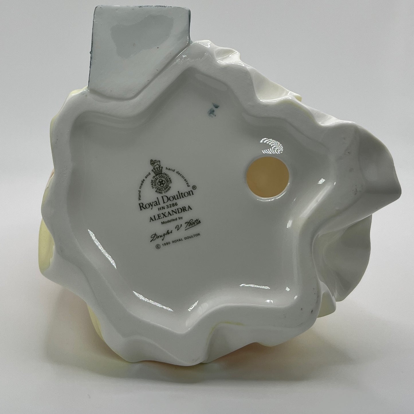 Royal Doulton Figurine "Alexandra" HN 3286 – Hand-Painted Porcelain Collectible