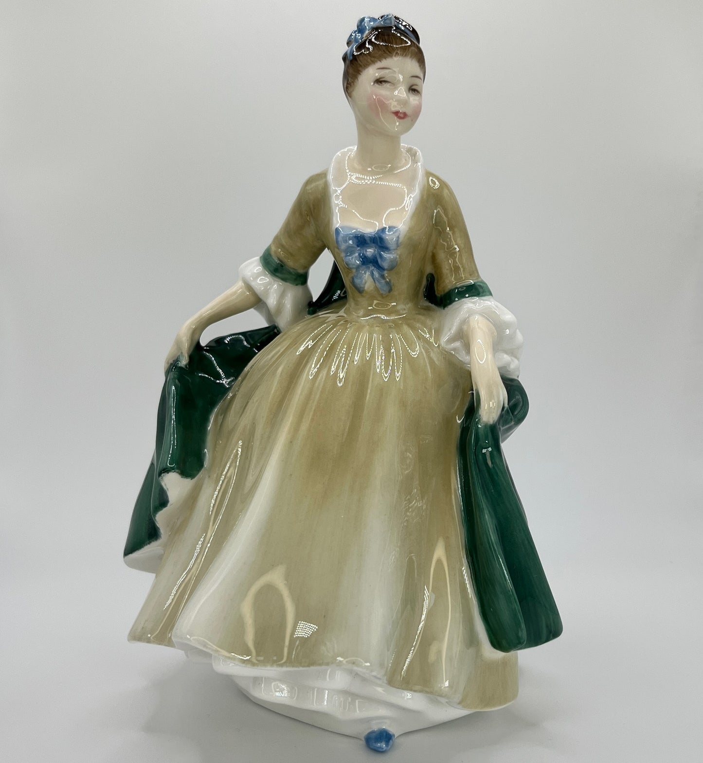 Royal Doulton Figurine "Elegance" HN 2264 – Hand-Painted Porcelain Collectible