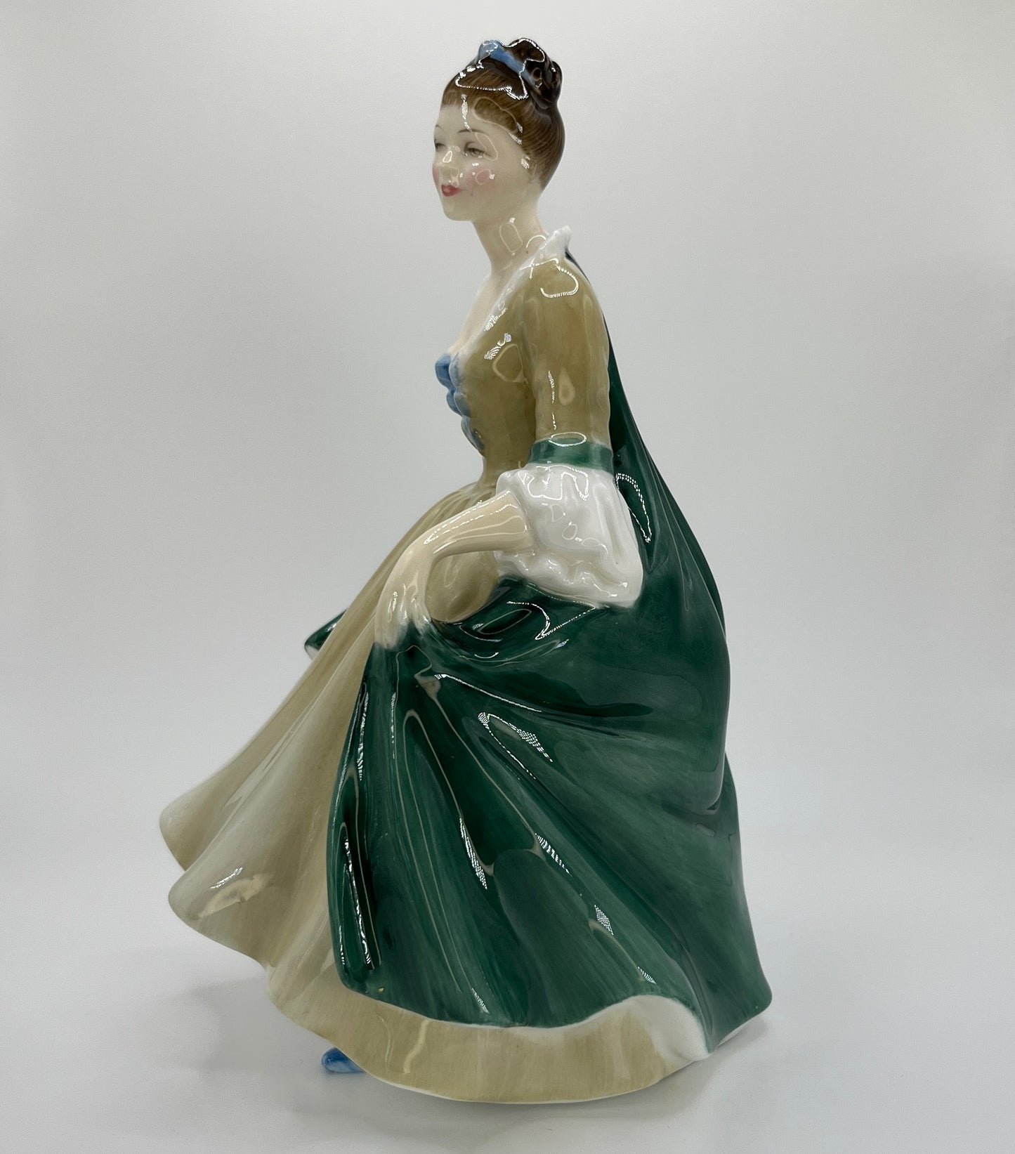 Royal Doulton Figurine "Elegance" HN 2264 – Hand-Painted Porcelain Collectible