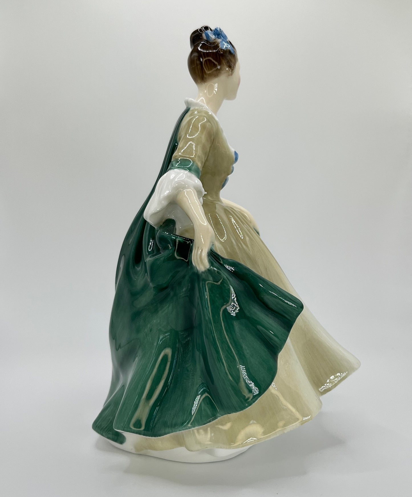 Royal Doulton Figurine "Elegance" HN 2264 – Hand-Painted Porcelain Collectible