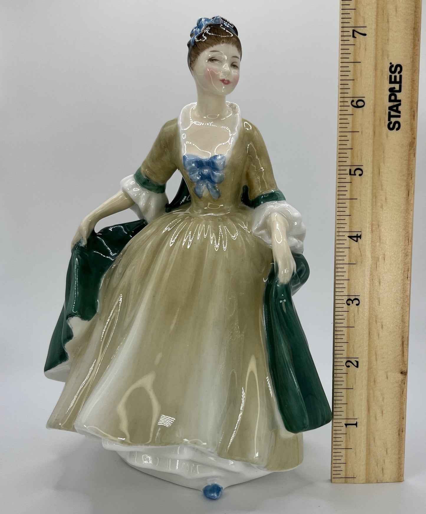 Royal Doulton Figurine "Elegance" HN 2264 – Hand-Painted Porcelain Collectible