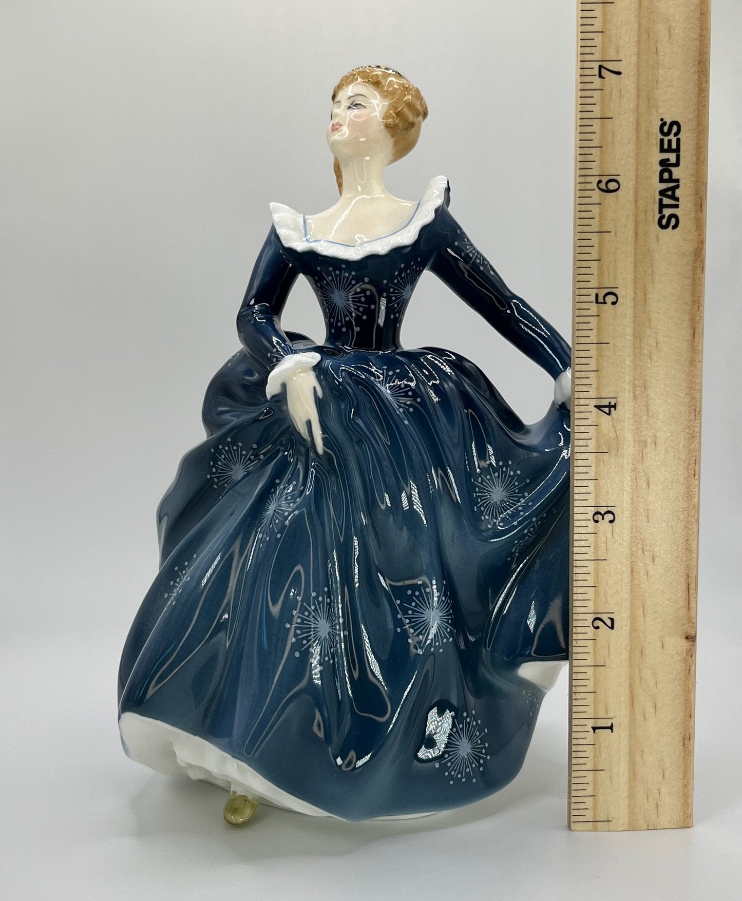 Royal Doulton Figurine "Fragrance" HN 2334 – Hand-Painted Porcelain Collectible