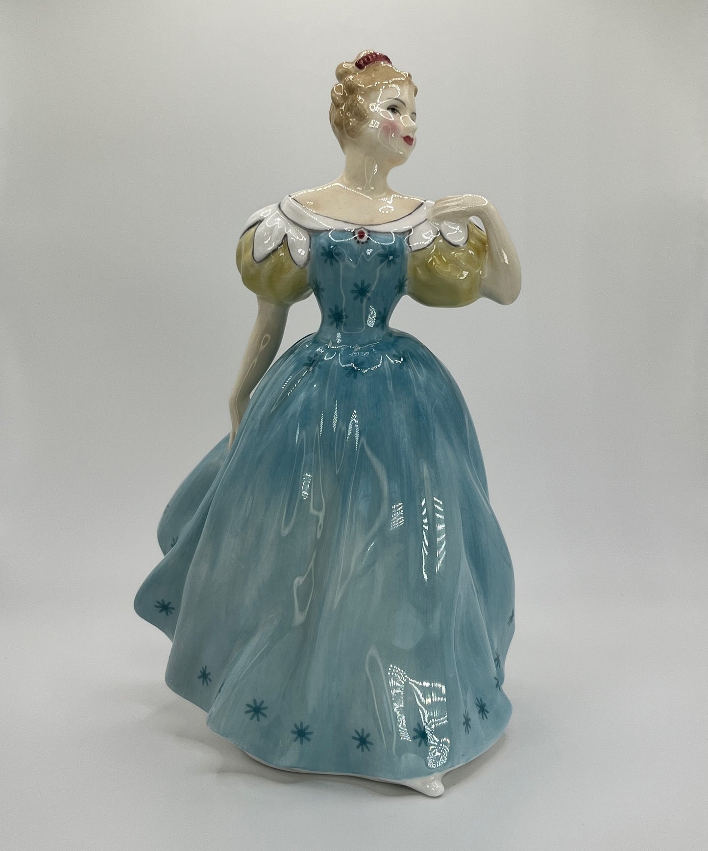 Royal Doulton Figurine "Enchantment" HN 2178 – Hand-Painted Porcelain Collectible