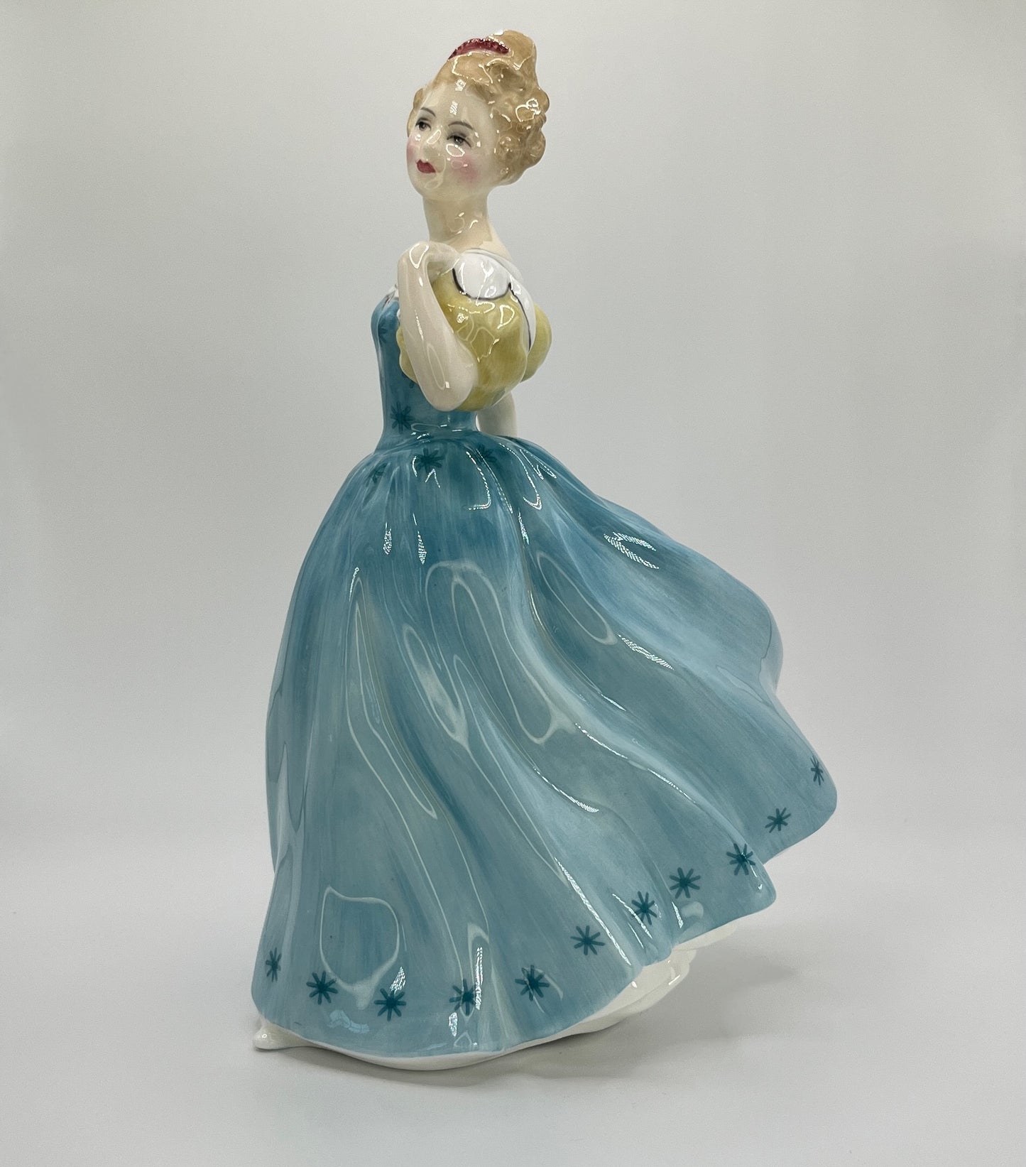 Royal Doulton Figurine "Enchantment" HN 2178 – Hand-Painted Porcelain Collectible