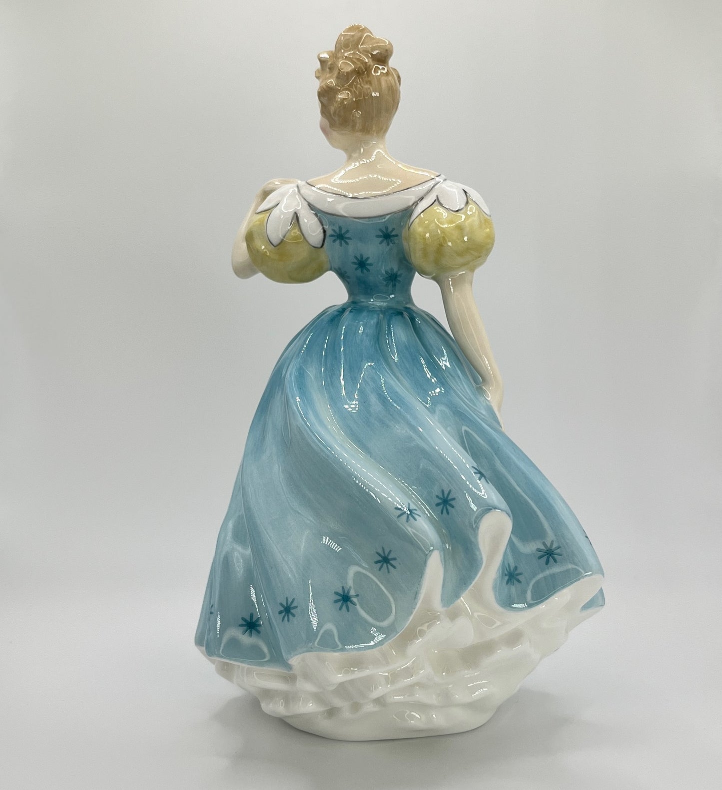 Royal Doulton Figurine "Enchantment" HN 2178 – Hand-Painted Porcelain Collectible