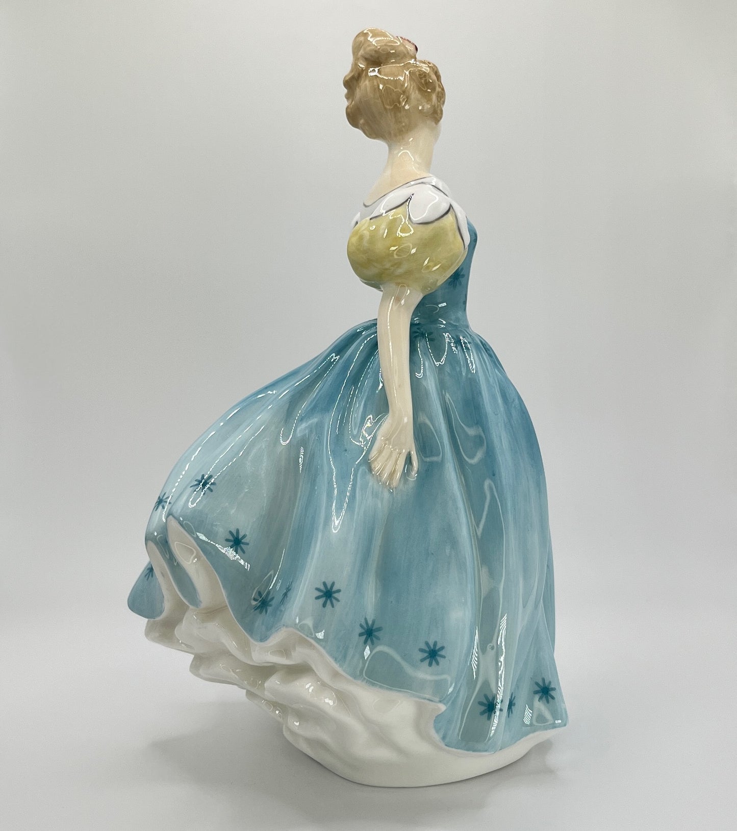 Royal Doulton Figurine "Enchantment" HN 2178 – Hand-Painted Porcelain Collectible