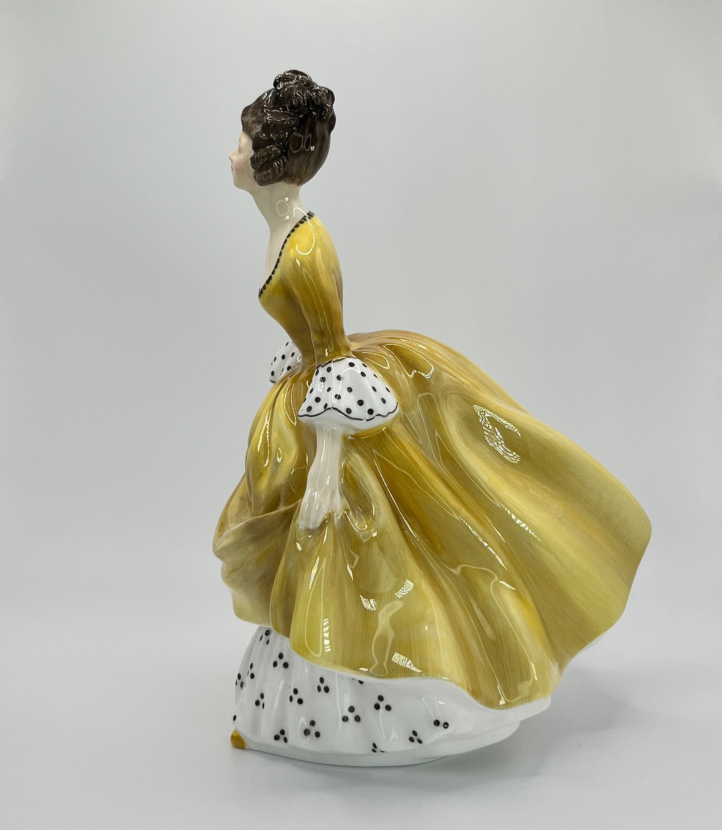Royal Doulton Figurine "Coralie" HN 2307 – Hand-Painted Porcelain Collectible