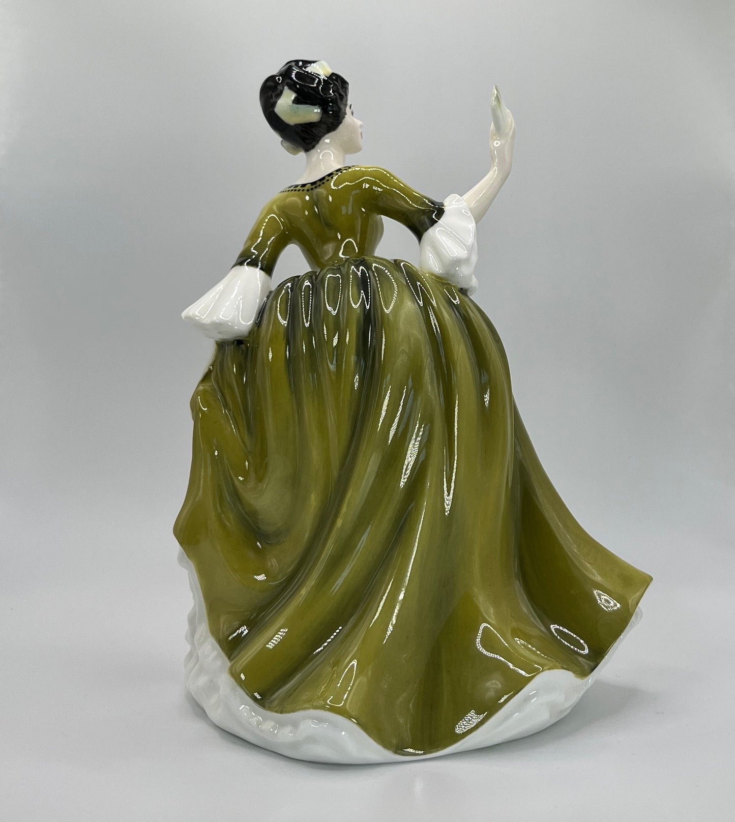 Royal Doulton Figurine "Simone" HN 2378 – Hand-Painted Porcelain Collectible