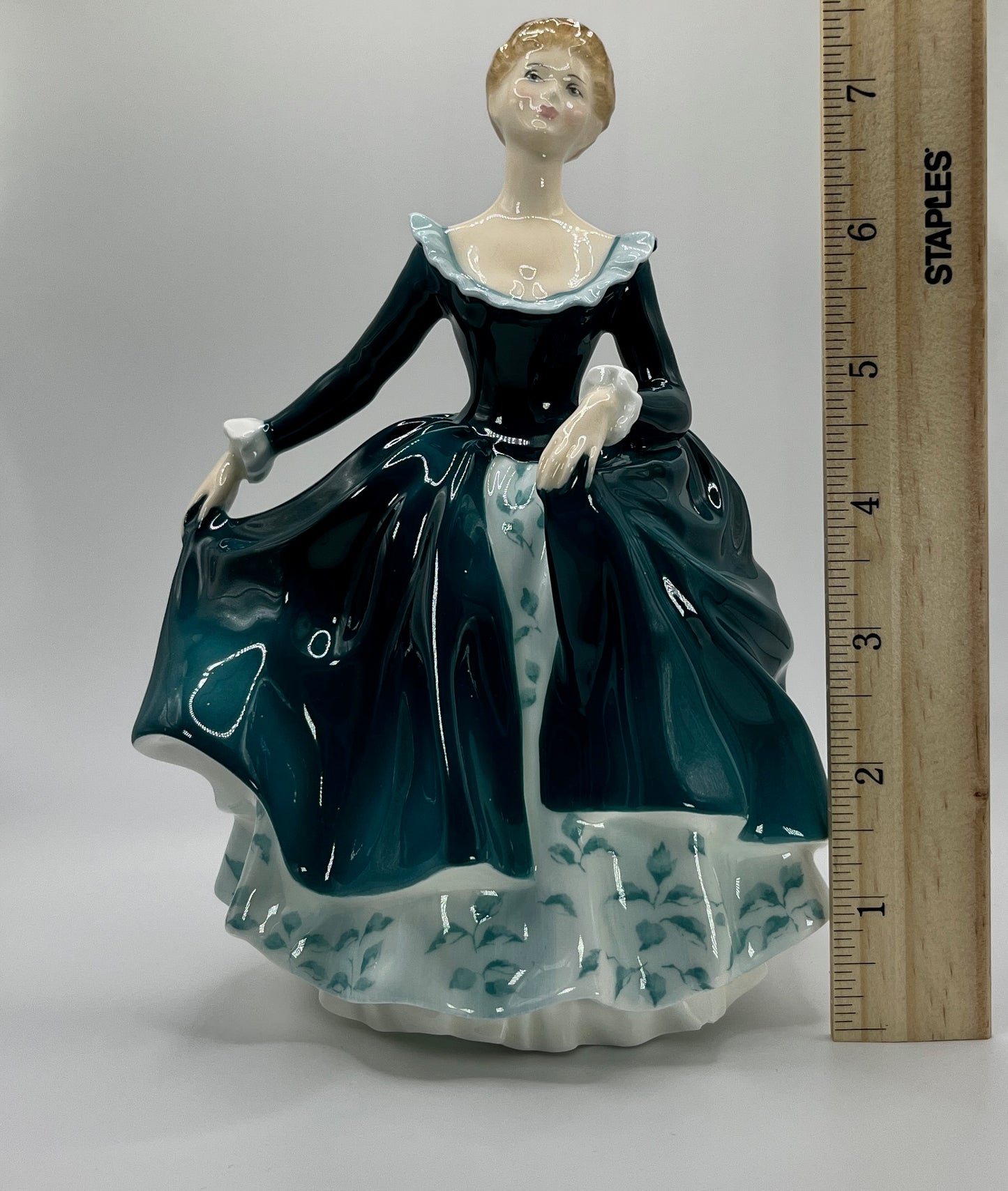 Royal Doulton Figurine "Janine" HN 2461 – Hand-Painted Porcelain Collectible