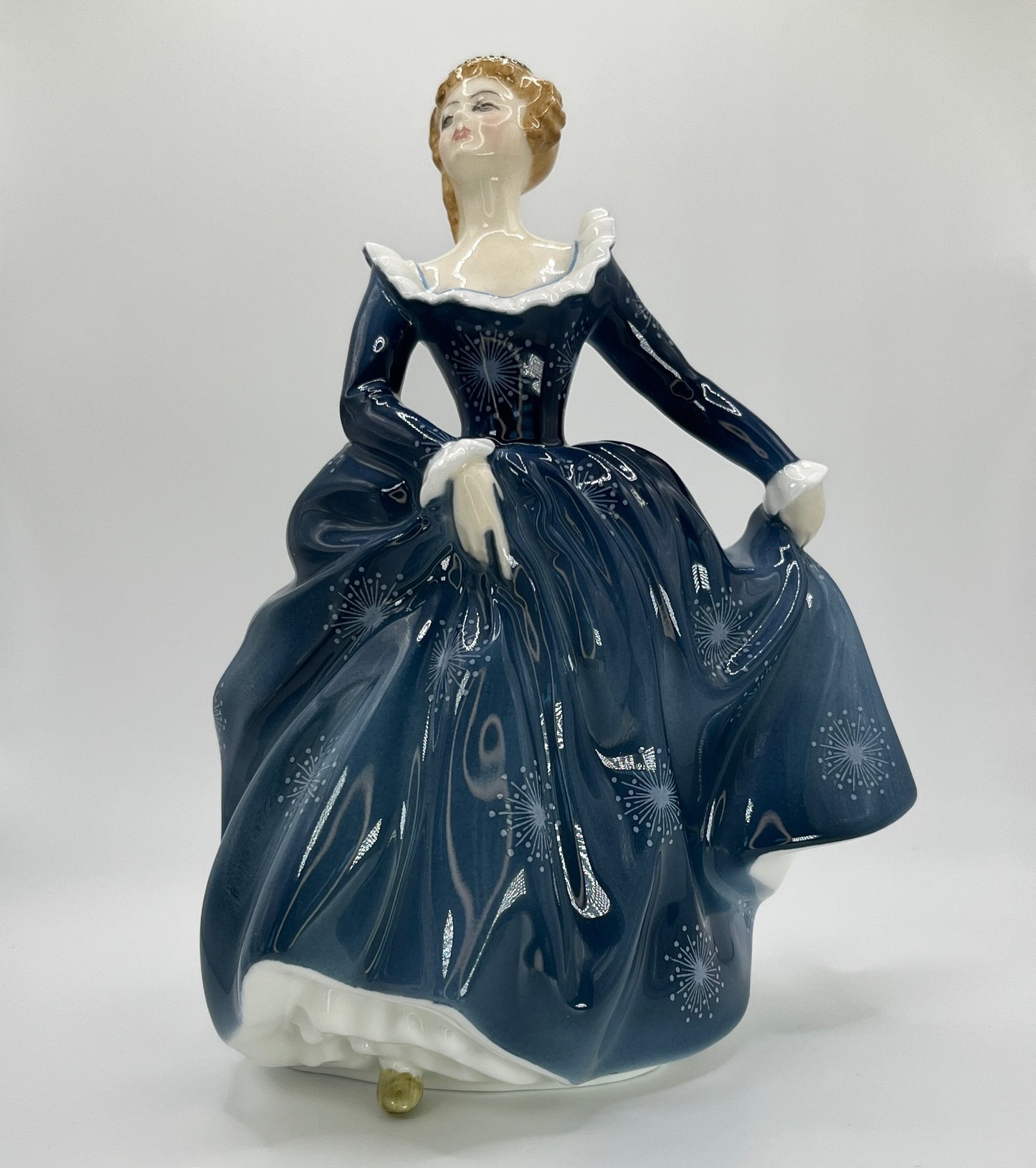 Royal Doulton Figurine "Fragrance" HN 2334 – Hand-Painted Porcelain Collectible