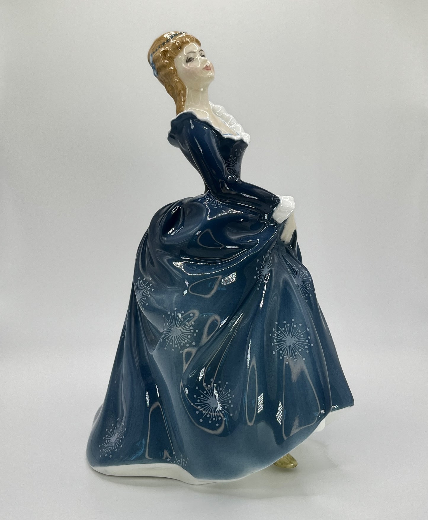 Royal Doulton Figurine "Fragrance" HN 2334 – Hand-Painted Porcelain Collectible