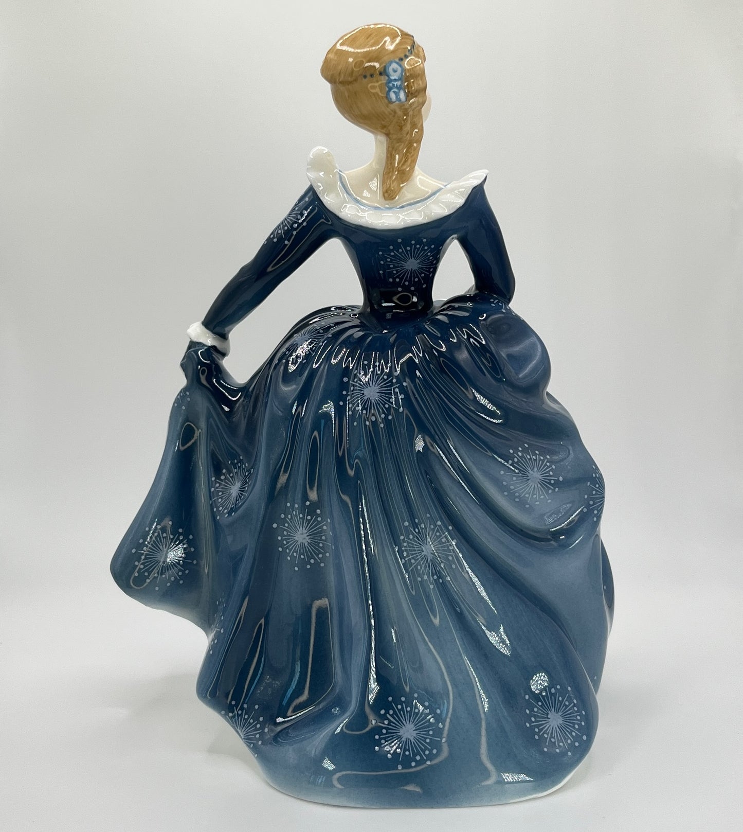 Royal Doulton Figurine "Fragrance" HN 2334 – Hand-Painted Porcelain Collectible