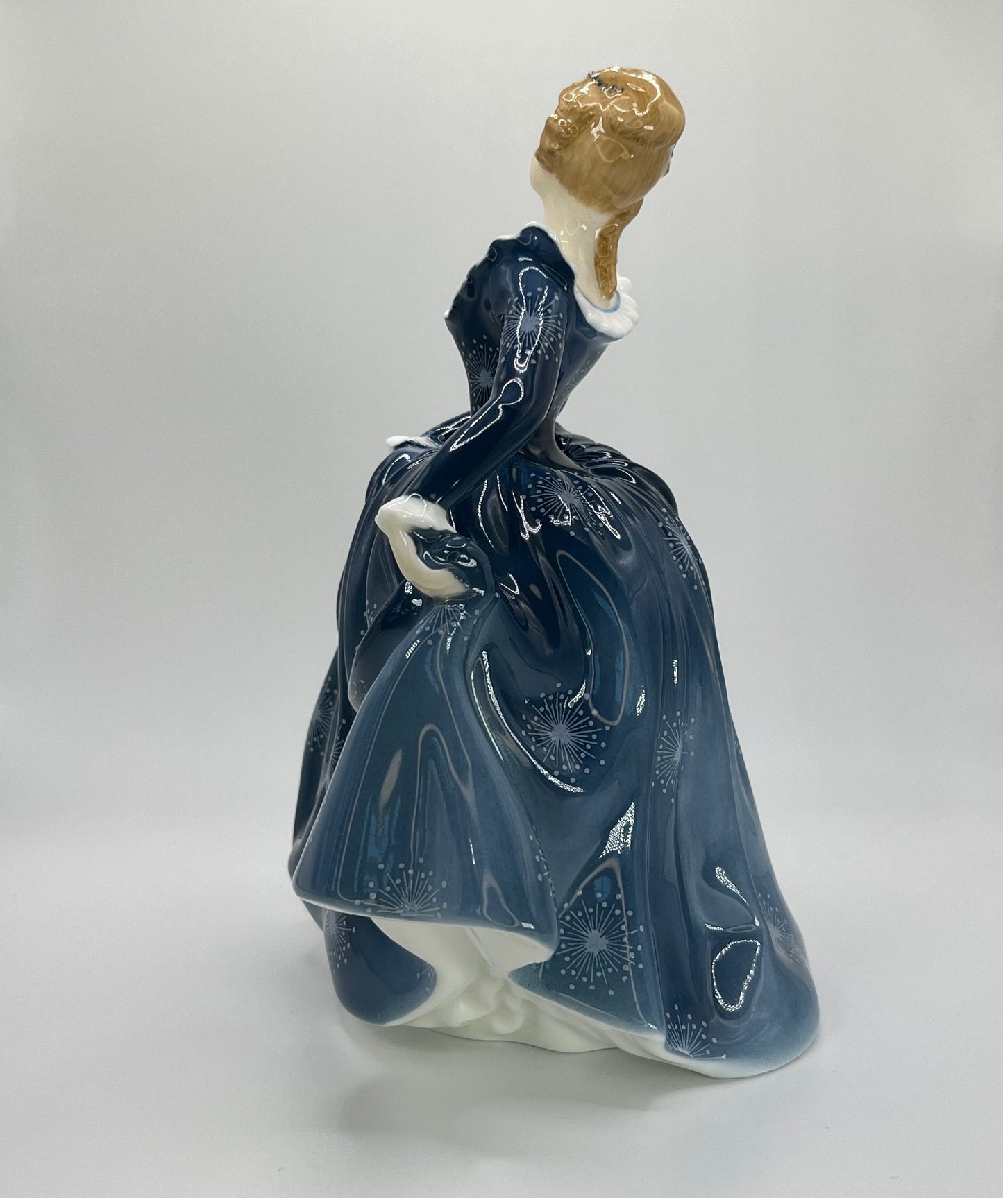 Royal Doulton Figurine "Fragrance" HN 2334 – Hand-Painted Porcelain Collectible