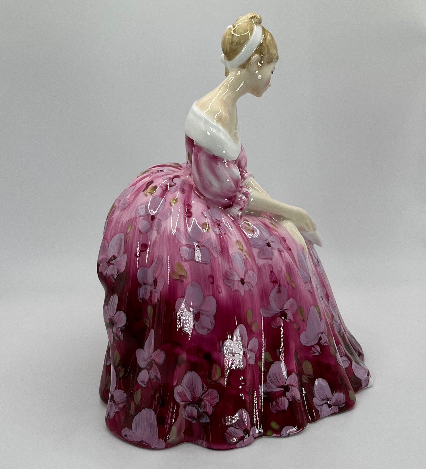 Royal Doulton Figurine "Victoria" HN 2471 – Hand-Painted Porcelain Collectible