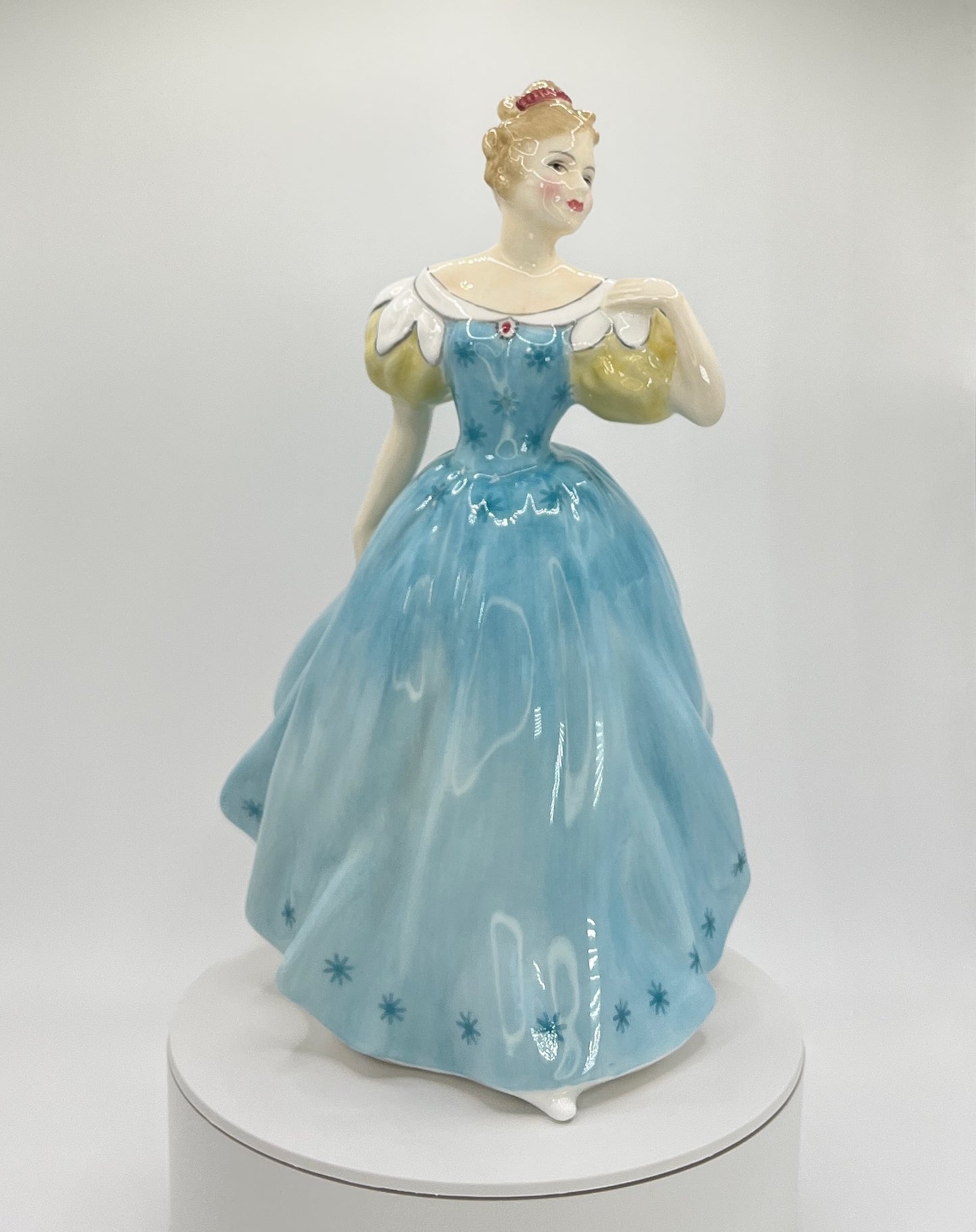 Royal Doulton Figurine "Enchantment" HN 2178 – Hand-Painted Porcelain Collectible